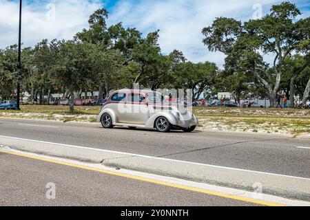 Gulfport, MS - 07 octobre 2023 : vue d'angle avant grand angle d'une berline Ford modèle 85 2 portes 1937 lors d'un salon automobile local. Banque D'Images