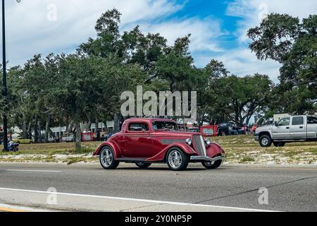 Gulfport, MS - 07 octobre 2023 : vue d'angle avant grand angle d'une Ford 3 Window coupé 1934 lors d'un salon automobile local. Banque D'Images