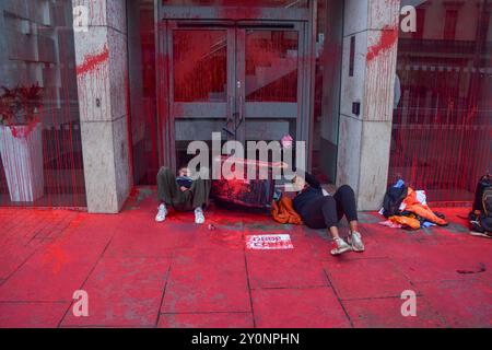 Londres, Royaume-Uni. 3 septembre 2024. Les militants de Palestine action ont éclaboussé de la peinture rouge et se sont enfermés devant les bureaux de l'APCO sur le Strand, à Londres. Les activistes disent que la société est un « lobbyiste rémunéré » pour la société israélienne d’armement Elbit Systems. Crédit : Vuk Valcic/Alamy Live News Banque D'Images