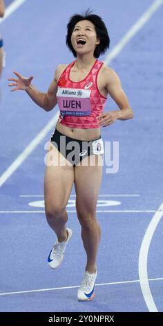 Xiaoyan Wen de Chine réagit lors de la finale du 100m T37 féminin au stade de France le jour 3 du para Athlétisme des Jeux Paralympiques 2024. Banque D'Images