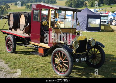 Camion rouge modèle T Fords 1925 avec des barils à l'arrière. Banque D'Images