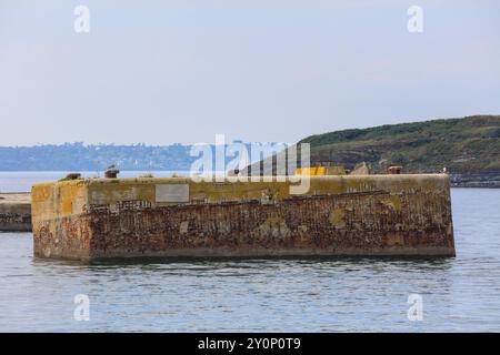 zwei von der deutschen Marine im zweiter Weltkrieg in der Bucht Rade de Brest vor der Halbinsel Plougastel-Daoulas gebauten Dalben, an denen das Schlachtschiff Bismarck anlegen sollte, dahinter die kleine Insel Ile ronde , Departement Finistère Penn-Ar-Bed, Region Bretagne Breizh, Frankreich *** deux dauphins construits par la marine allemande pendant la seconde Guerre mondiale, au large de la baie de la bataille de Boulette de Boulgasse, derrière eux la petite île de l'Ile ronde , Finistère Penn Ar Bed département, Bretagne Breizh région, France Banque D'Images