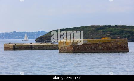 zwei von der deutschen Marine im zweiter Weltkrieg in der Bucht Rade de Brest vor der Halbinsel Plougastel-Daoulas gebauten Dalben, an denen das Schlachtschiff Bismarck anlegen sollte, dahinter die kleine Insel Ile ronde , Departement Finistère Penn-Ar-Bed, Region Bretagne Breizh, Frankreich *** deux dauphins construits par la marine allemande pendant la seconde Guerre mondiale, au large de la baie de la bataille de Boulette de Boulgasse, derrière eux la petite île de l'Ile ronde , Finistère Penn Ar Bed département, Bretagne Breizh région, France Banque D'Images