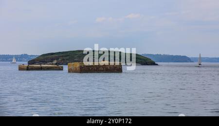 zwei von der deutschen Marine im zweiter Weltkrieg in der Bucht Rade de Brest vor der Halbinsel Plougastel-Daoulas gebauten Dalben, an denen das Schlachtschiff Bismarck anlegen sollte, dahinter die kleine Insel Ile ronde , Departement Finistère Penn-Ar-Bed, Region Bretagne Breizh, Frankreich *** deux dauphins construits par la marine allemande pendant la seconde Guerre mondiale, au large de la baie de la bataille de Boulette de Boulgasse, derrière eux la petite île de l'Ile ronde , Finistère Penn Ar Bed département, Bretagne Breizh région, France Banque D'Images