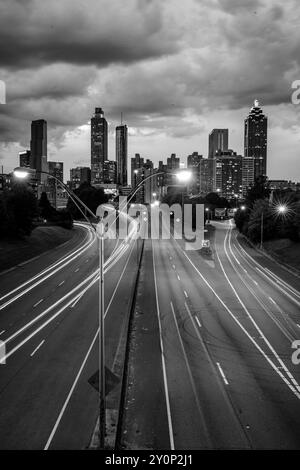 Atlanta, GA, États-Unis : 31 août 2024 : vue panoramique en noir et blanc de l'horizon d'Atlanta photographiée au coucher du soleil avec une longue exposition et des traînées de lumière Banque D'Images