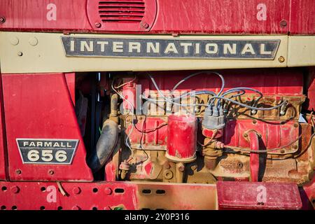 Gros plan sur le moteur d'un tracteur d'époque au niveau des yeux Banque D'Images