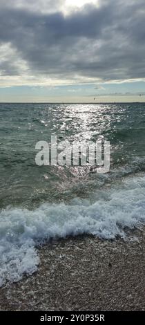 La mer depuis la plage de Goh Velin, Saint-Gildas-de-Rhuys, Golfe du Morbihan, Bretagne, France Banque D'Images