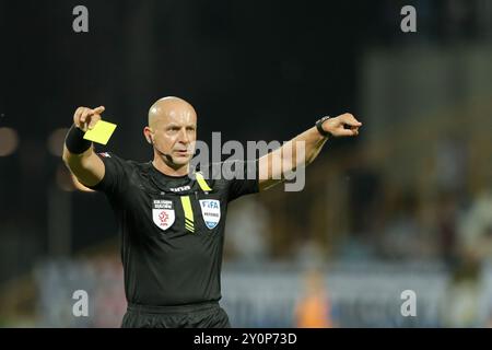 Arbitre Szymon Marciniak de Pologne vu lors du match de football PKO BP Ekstraklasa 2024/2025 entre Stal Mielec et Lech Poznan au stade Municipal. Score final ; Stal Mielec 0:2 Lech Poznan. Banque D'Images