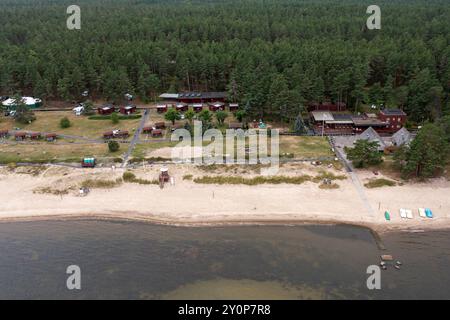 Cet emplacement dispose d'une station balnéaire sereine entourée d'arbres imposants. Banque D'Images