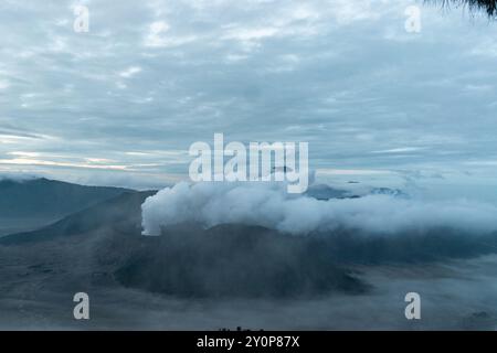 Fumée blanche sortant du cratère du volcan Mount Bromo à Java, indonésie Banque D'Images