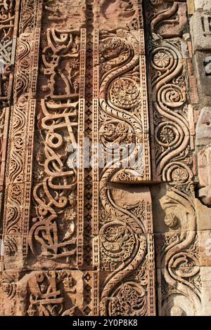 Sculpture, Qutab Minar ; South Delhi, Inde - belle sculpture complexe dans la pierre. Banque D'Images