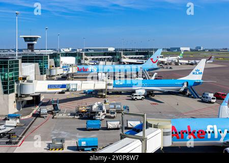 Avions de passagers aux portes de l'aéroport d'Amsterdam-Schiphol. Amsterdam, pays-Bas - 9 septembre 2012 Banque D'Images