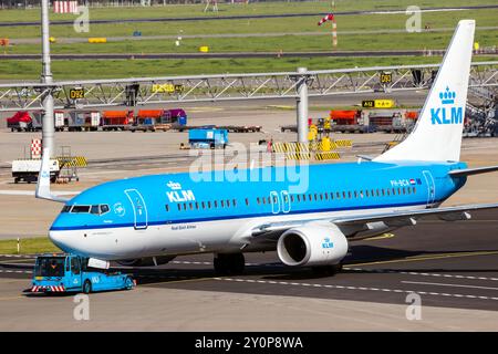 Boeing 737 de KLM remorqué à l'aéroport d'Amsterdam-Schiphol. Amsterdam, pays-Bas - 9 septembre 2012 Banque D'Images