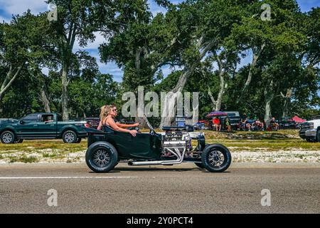 Gulfport, MS - 07 octobre 2023 : vue latérale grand angle d'un Hot Rod 1923 Ford T Bucket personnalisé lors d'un salon automobile local. Banque D'Images