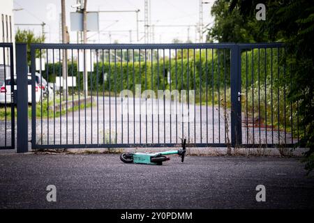 Scooter électrique se trouve devant une passerelle Banque D'Images