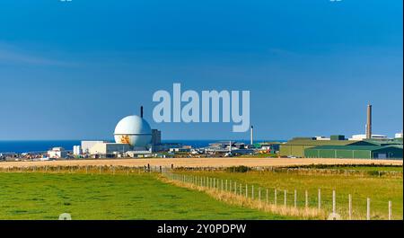 Dounreay Fast Reactor Caithness Scotland avec la sphère DFR il y a deux sites nucléaires à Lower Dounreay construits sur et autour du site d'un ancien Airfi Banque D'Images