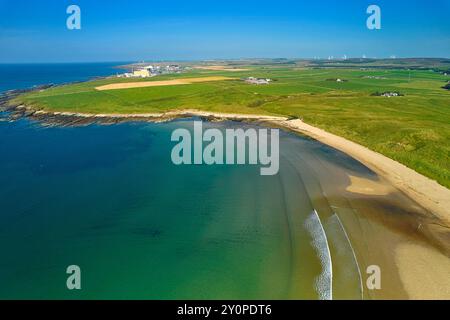 Sandside Bay Beach Caithness Écosse une plage avec des particules radioactives vue sur le sable jusqu'aux bâtiments du réacteur Dounreay Banque D'Images