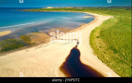 Sandside Bay Beach Caithness Scotland une plage avec des particules radioactives vue sur le sable fin de l'été jusqu'au réacteur Dounreay Banque D'Images