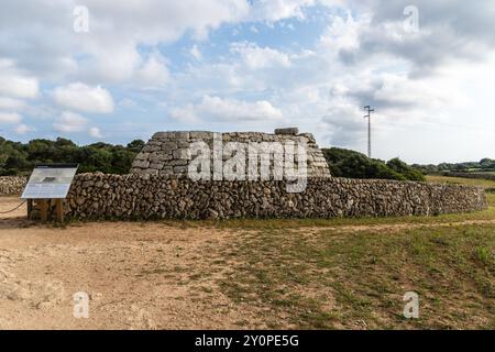 Ciutadella, Espagne - 14 mai 2024 : Naveta d'es Tudonss la plus remarquable tombe mégalithique de l'île Baléares de Minorque Banque D'Images