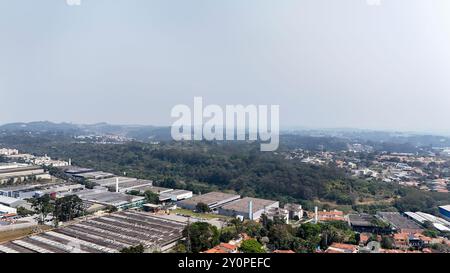 Cotia, Sao Paulo, Brésil. 3 septembre 2024. Cotia (SP), 09/03/2024 - CLIMATE/HEAT/FOG/SP - vue aérienne de la région de Granja Vianna à Cotia, avec la ville de Sao Paulo en arrière-plan, temps sec et couvert de brouillard, ce mardi 3 septembre 2024. (Foto : Leco Viana/Thenews2/Zumapress) (crédit image : © Leco Viana/TheNEWS2 via ZUMA Press Wire) USAGE ÉDITORIAL SEULEMENT! Non destiné à UN USAGE commercial ! Banque D'Images