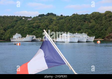 drei ehemalige Minensucher Eridan, Persee und Verseau, alle chasseur de mines tripartite, classe Eridan, ehemaliges Transportschiff Dumont d Urville L9032, batiment de transport leger de classe Champlain, Schiffsfriedhof Cimetiere des navires de Landevennec der französischen Marine an der Mündung des Fluss Aulne in die Bucht Rade de Brest, Departement Finistere Penn-Ar-Bed, Bretagne. Frankreich *** trois anciens dragueurs de mines Eridan, Persee et Verseau, tous chasseur de mines tripartite, classe Eridan, ancien navire de transport Dumont d Urville L9032 , batiment de transport léger de cla Banque D'Images