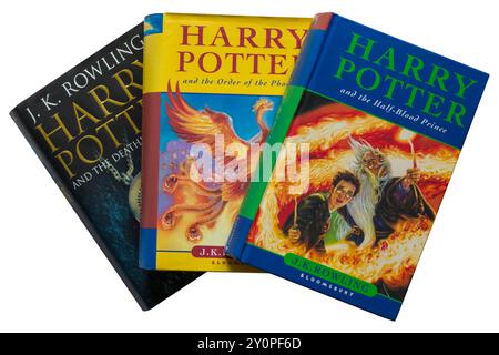 Sélection de livres Harry Potter par JK Rowling avec Harry Potter et le livre Prince de sang-mêlé sur le dessus isolé sur fond blanc Banque D'Images