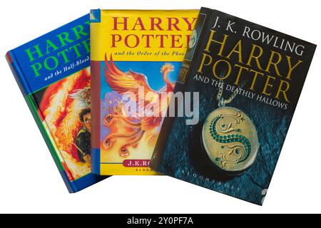 Sélection de livres Harry Potter par JK Rowling avec Harry Potter et le livre des reliques de la mort sur le dessus isolé sur fond blanc Banque D'Images