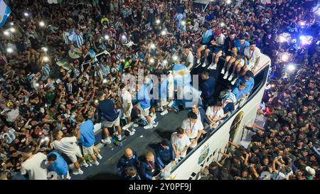 Buenos Aires, Argentine, 20 décembre 2022 : vue aérienne des joyeux supporters argentins célébrant avec l'équipe nationale, après avoir remporté le dernier match de football o Banque D'Images