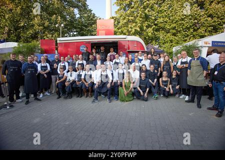 Berlin, Allemagne. 03 septembre 2024. Les grands chefs berlinois viennent au festival de la cour du Sénat de Berlin. Environ quatre mille invités se seraient inscrits. Crédit : Joerg Carstensen/dpa/Alamy Live News Banque D'Images