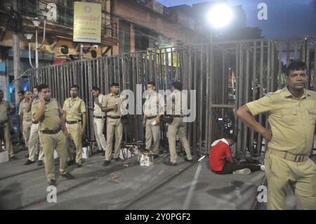 Médecins en formation protestant dans la campagne de Lalbazar. Lundi, il y a eu une série de pourparlers avec les fonctionnaires de police devant le siège de la police de Kolkata à Lalbazar. Sandeep Ghosh a été arrêté par le CBI ! CBI a arrêté l'ancien mandant de RG Tax. Parmi les médecins en formation assis dans les rues de Lalbazar. Le slogan a été soulevé. Cette fois-ci finira l'expédition? Au moins à partir d'aujourd'hui ? En entendant ça, un docteur en chef lui a recourbé les lèvres. Expliqué, il n'y a aucun doute. Les manifestants ont dit à l'unisson : « L'arrestation de Sandeep sir est comme une victoire morale pour nous. Mais Vineet Goel doit marcher Banque D'Images