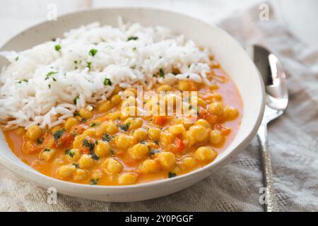 Délicieux curry crémeux de pois chiches à la noix de coco avec riz basmati Banque D'Images