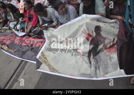 Médecins en formation protestant dans la campagne de Lalbazar. Lundi, il y a eu une série de pourparlers avec les fonctionnaires de police devant le siège de la police de Kolkata à Lalbazar. Sandeep Ghosh a été arrêté par le CBI ! CBI a arrêté l'ancien mandant de RG Tax. Parmi les médecins en formation assis dans les rues de Lalbazar. Le slogan a été soulevé. Cette fois-ci finira l'expédition? Au moins à partir d'aujourd'hui ? En entendant ça, un docteur en chef lui a recourbé les lèvres. Expliqué, il n'y a aucun doute. Les manifestants ont dit à l'unisson : « L'arrestation de Sandeep sir est comme une victoire morale pour nous. Mais Vineet Goel doit marcher Banque D'Images