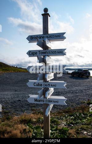 Panneaux directionnels vers diverses villes du phare de Green point à Port de grave, Terre-Neuve-et-Labrador, Canada Banque D'Images