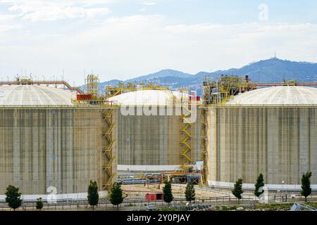 Terminal de GNL grands réservoirs de stockage dans le port de Barcelone, approvisionnement en gaz naturel liquéfié, diversification des sources d'énergie Banque D'Images