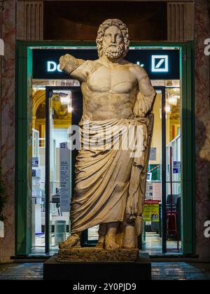 Gênes, Italie- 27 mai 2024 : statue historique en pierre à l'entrée de la succursale de la Deutsche Bank à Gênes, palais Angelo Giovanni Spinola, via Garibaldi Banque D'Images