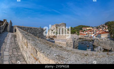 Dubrovnik, Croatie, vieille ville de la hauteur des remparts médiévaux de la forteresse, avec Fort Lovrijenac ou encore Lawrence forteresse (Dubrovnik Gibraltar) construit dans Banque D'Images