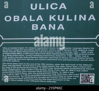 SARAJEVO, BOSNIE-HERZÉGOVINE - 24 AOÛT 2024 : plaque de rue qui décrit brièvement l'histoire de la rue Obala Kulina Bana, l'une des plus anciennes et Banque D'Images