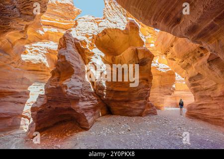 Une personne marchant dans le Red Canyon juste à l'extérieur d'Eilat en Israël Banque D'Images