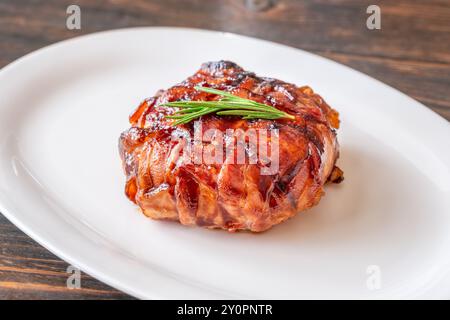 Roue de camembert enveloppée dans du bacon glacé Banque D'Images