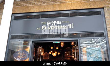 La boutique Harry Potter au quai 9 3 4 à King's Cross, Londres, Angleterre Banque D'Images