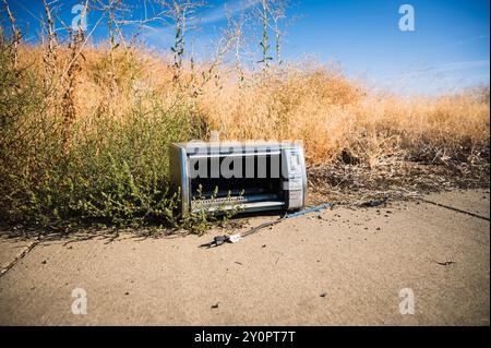 Un vieux four grille-pain est abandonné à côté de l'autoroute. Pendleton OREGON, États-Unis. Banque D'Images