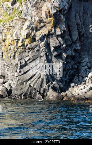Côte avec falaise et formations rocheuses vues depuis le bord de l'eau. Arnastapi, Hellnar, Snæfellsbær, péninsule de Snæfellsnes, Islande occidentale Banque D'Images