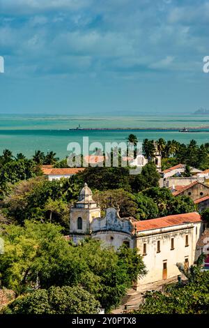 Ville d'Olinda avec ses manoirs et églises parmi la végétation face à la mer Banque D'Images