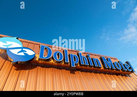 NAGS Head, Caroline du Nord - 31 août 2024 : panneau indiquant le Dolphin Motel, un hôtel en bord de mer situé sur le front de mer dans les Outer Banks Banque D'Images