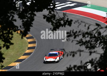 Scarperia, Italie - 13 juillet 2024 : Ferrari 488 GT3 de l'équipe PELLIN RACING pilotée par Haugen Thor et Ruberti Paolo en action lors de l'ACI CSAI Racing Weeke Banque D'Images