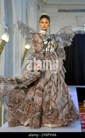 Colombo, Sri Lanka. 3 septembre 2024. Un mannequin présente une création lors du salon Wine Evening Fashion à Colombo, Sri Lanka, le 3 septembre 2024. Crédit : Gayan Sameera/Xinhua/Alamy Live News Banque D'Images