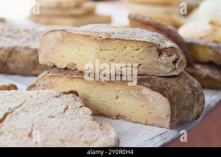 Fromage artisanal à vendre sur un marché fermier. Nourriture Banque D'Images