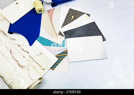 Une variété de tissus de couleurs différentes sont répartis soigneusement sur une table, mettant en valeur leurs textures et motifs uniques dans un affichage vibrant Banque D'Images