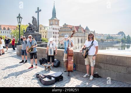 Musiciens de rue jouant sur le pont Charles à Prague, capitale de la République tchèque, le 3 septembre 2024 Banque D'Images