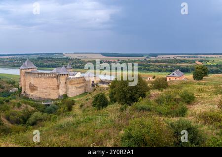 La forteresse de Khotyn est un complexe fortification situé sur la rive droite de la Dniester à Khotyn, oblast de Chernivtsi, dans l'ouest de l'Ukraine. Banque D'Images